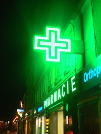 La fin des croix vertes et autres enseignes allumées la nuit