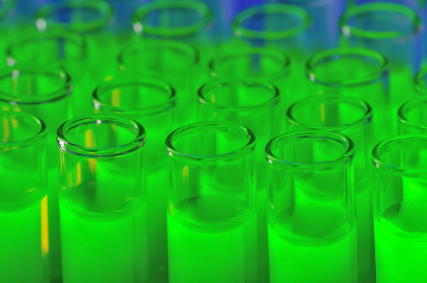 Fluorescéine dans l’eau : y a-t-il des risques ?