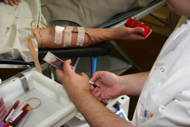 Homosexuels exclus du don du sang : l&rsquo;Europe prend position
