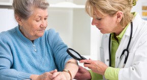 Controverse : de l&rsquo;intérêt du dépistage annuel des cancers de la peau