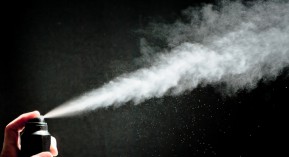 Sprays assainissants : « 60 millions&nbsp;» fait un tri, Cosmed crie