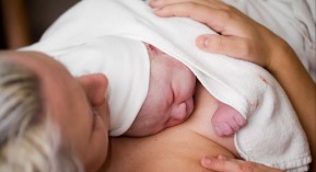 Congé maternité : vers une uniformisation des régimes