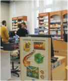 © ARMPL3201_TF_reportage.qcd-60-image_I2 - Rayons conseil, orthopédie, produits de parapharmacie, comptoirs, lecteurs de carte Vitale… L’officine virtuelle, inaugurée officiellement le 10 novembre dernier en présence du président de l’université de Lille (Nord) ressemble le plus possible à une pharmacie ayant pignon sur rue. A ceci près qu’elle dispose de 30 comptoirs !