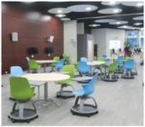 © ARMPL3201_TF_reportage.qcd-60-image_I6 - Configurée pour le travail en groupes, la salle est équipée de sièges et tables à roulettes et de nombreuses prises au sol. Tout a été pensé au service de la modularité.