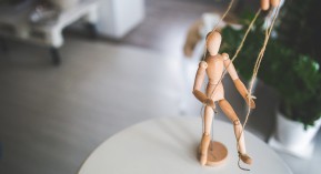 Vaccination : la théorie du complot a le vent en poupe