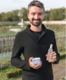 © ARMPL3241_ST_JeuneMarque.qcd-60-image_I1 - Charles Cracco, créateur de la marque, dans les jardins royaux de Versailles.