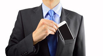 Téléphones portables et ondes électromagnétiques : l’Anses appelle à la prudence