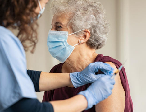 Vaccination Covid-19 : une réduction considérable du risque de forme grave après 75 ans