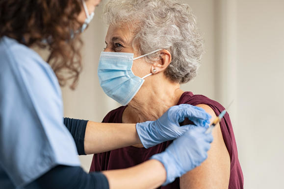 Vaccination Covid-19 : une réduction considérable du risque de forme grave après 75 ans