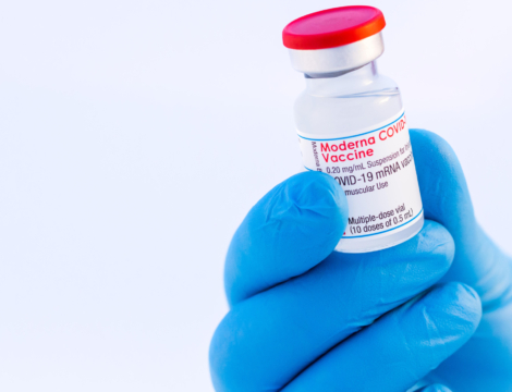 Vaccins Moderna : tension prévisible en juillet, surabondance en août