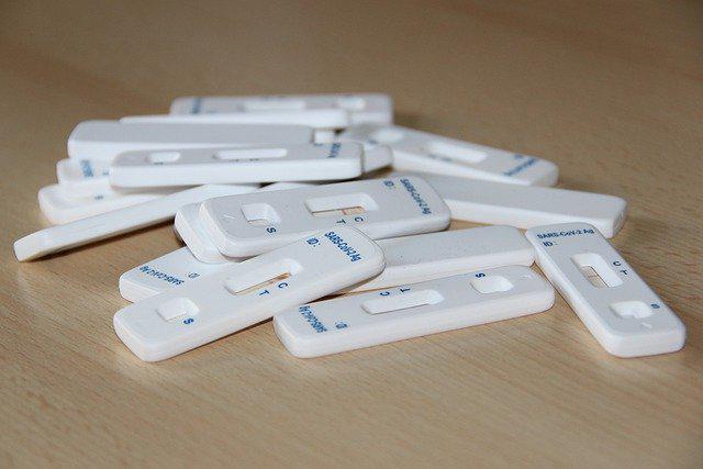 Tests antigéniques et autotests du Covid-19 : consignes estivales à respecter