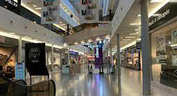 Pass sanitaire en centre commercial : « C’est illégal ! »