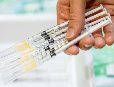 Vaccin Pfizer/BioNTech : quand des médecins souhaitent une préparation en unidose par les pharmaciens