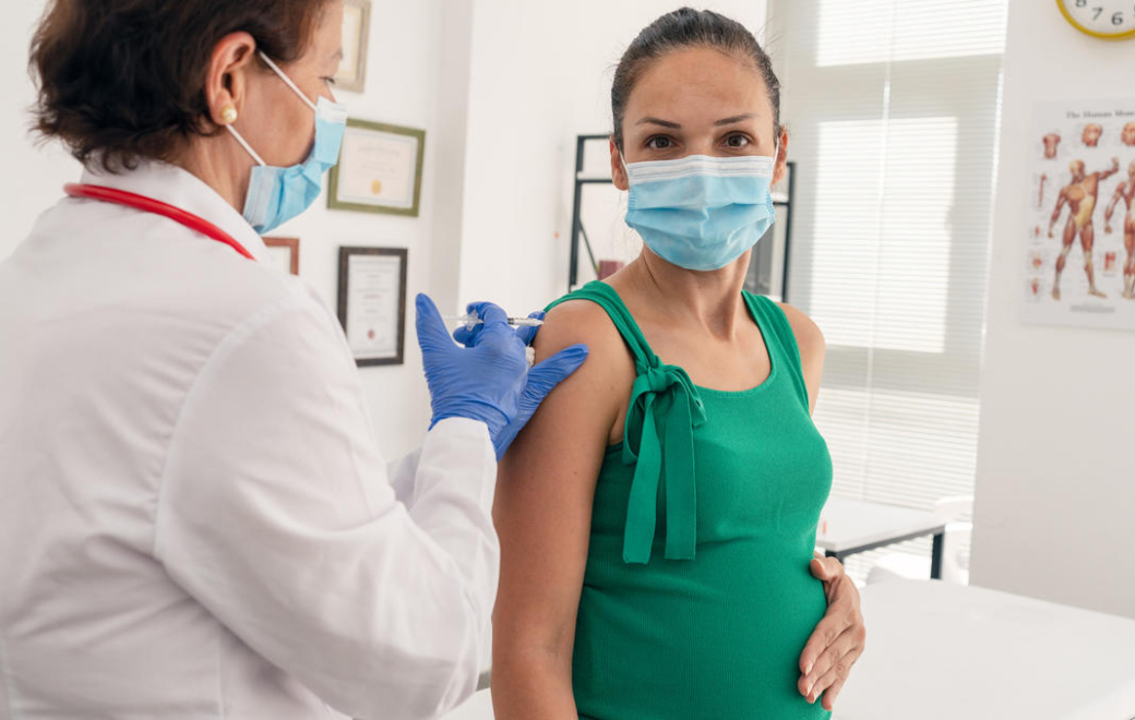 Vaccin anti-Covid-19 : peu de conséquences sur la grossesse