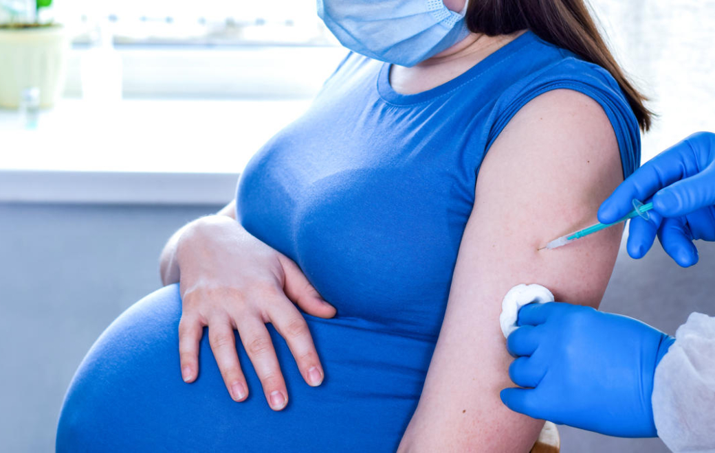 Vaccination anti-Covid-19 : « possibles » contractions utérines chez la femme enceinte