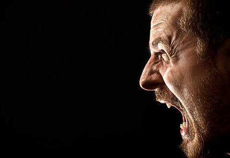 Baisse des prix sur les tests de dépistage Covid-19 : trois hommes en colère