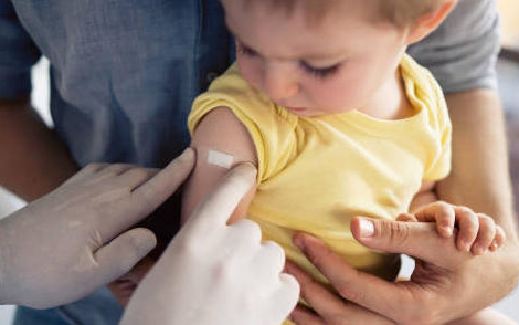 Exposition in utero à l’infliximab : pas de vaccin vivant atténué avant 12 mois