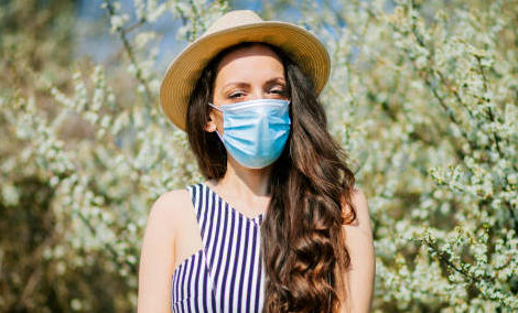 Port du masque en extérieur : une solution contre les allergies saisonnières ?