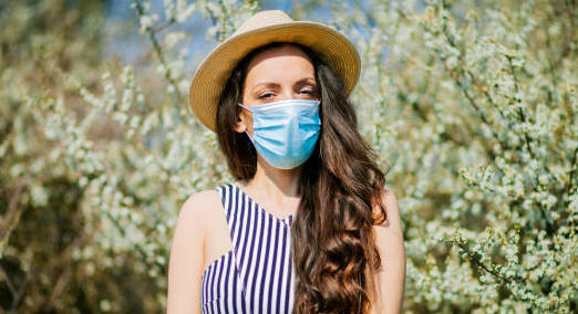 Port du masque en extérieur : une solution contre les allergies saisonnières ?