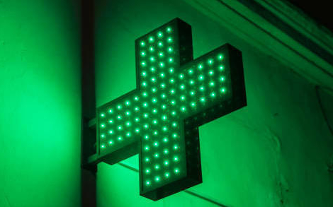 Enseignes éteintes la nuit : les croix vertes aussi