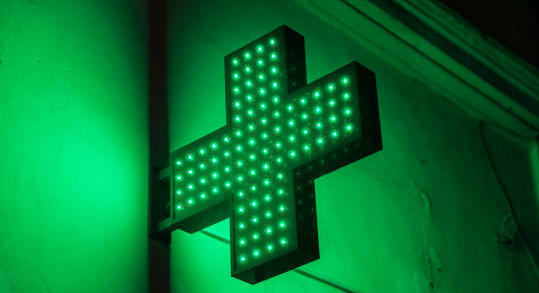 Enseignes éteintes la nuit : les croix vertes aussi