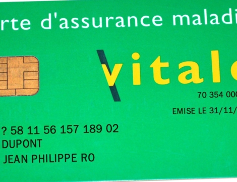 Fraudes sociales : la carte d’identité et la carte Vitale ne feront qu&rsquo;une