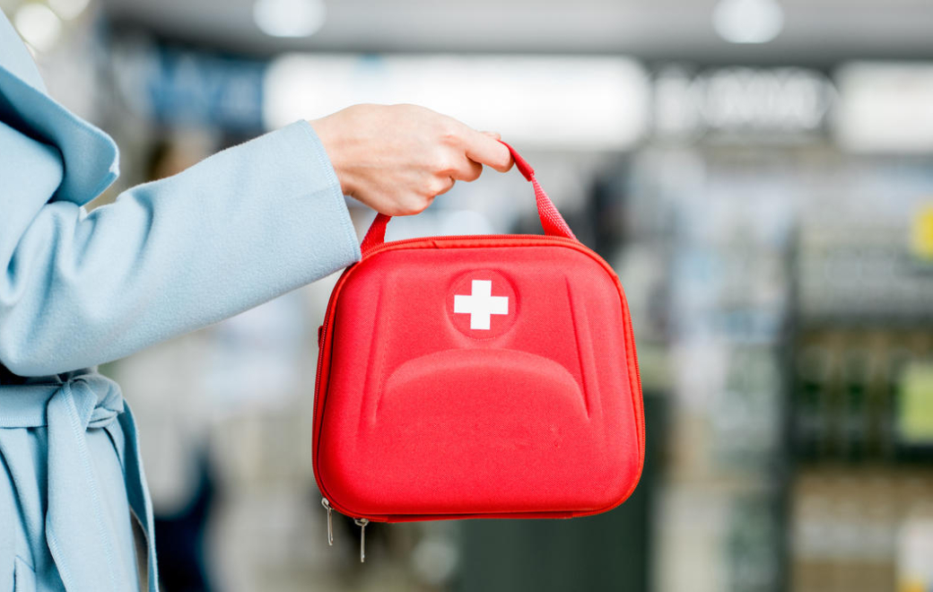 Voyageurs : que mettre dans sa trousse à pharmacie ?