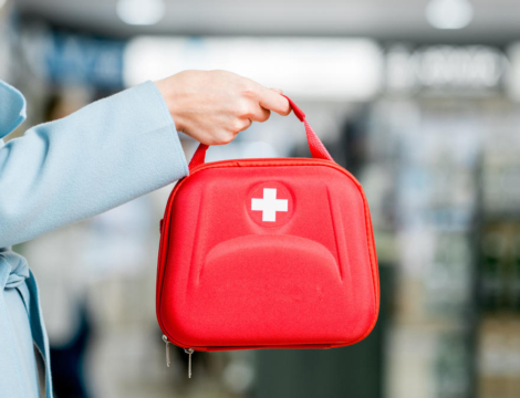 Voyageurs : que mettre dans sa trousse à pharmacie ?