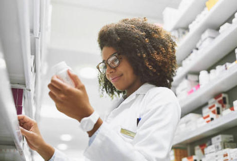 Préparateurs en pharmacie : ces facs qui proposent déjà la VAE