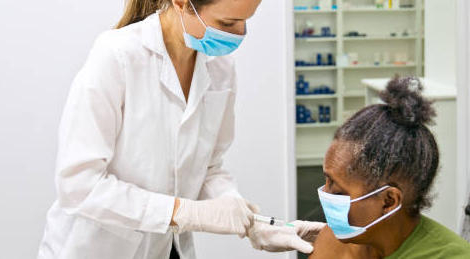 Préparateurs en pharmacie : autorisés à vacciner ou pas ?