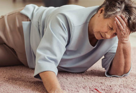 Plan antichute des personnes âgées : une campagne de prévention qui illustre le rôle des pharmaciens