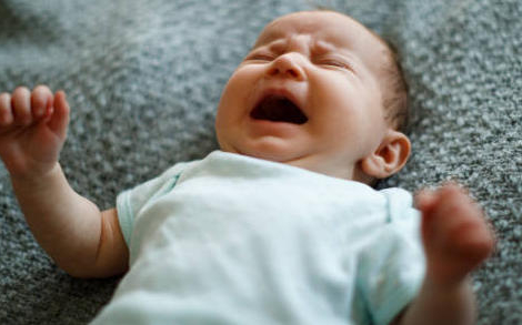 Inhibiteurs de la pompe à protons : quels sont leurs risques chez les enfants ?