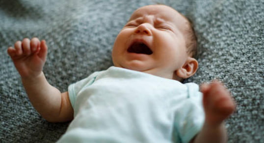 Inhibiteurs de la pompe à protons : quels sont leurs risques chez les enfants ?