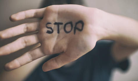 Violences conjugales : un label qui pourrait faire école dans les officines françaises ?