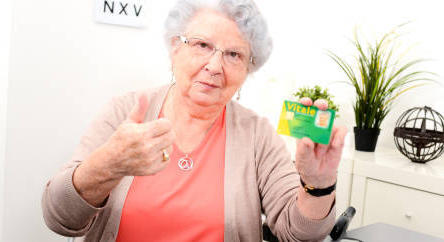 Fusion des cartes Vitale et d’identité : une priorité pour Gabriel Attal