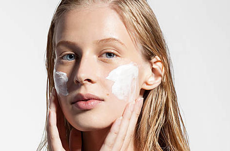 Cosmétique : les antirides pourraient tomber sous le coup d’une limite d’âge