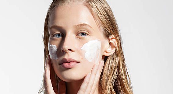 Cosmétique : les antirides pourraient tomber sous le coup d’une limite d’âge