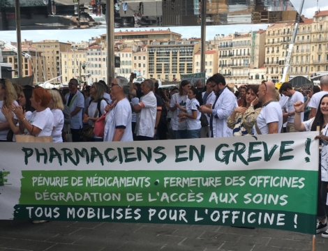 Grève des pharmaciens : des préparateurs défilent à Marseille
