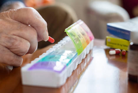 Patients à domicile : un infirmier est-il habilité à préparer des piluliers ?