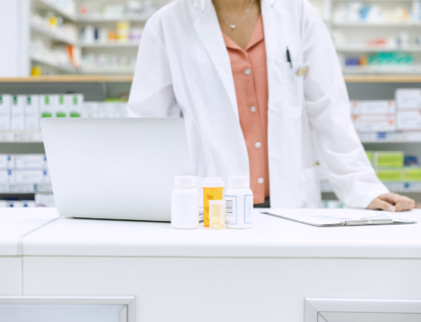 Laisser un préparateur seul à l’officine : la pratique est illégale