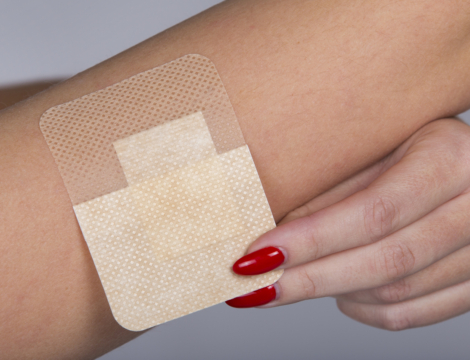 Un pansement hydrocolloïde qui dégage une mauvaise odeur après quelques jours cache-t-il une infection ?