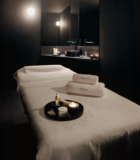 © Dans les deux cabines de soin, le noir des murs et du sol tranche avec le blanc immaculé du linge.