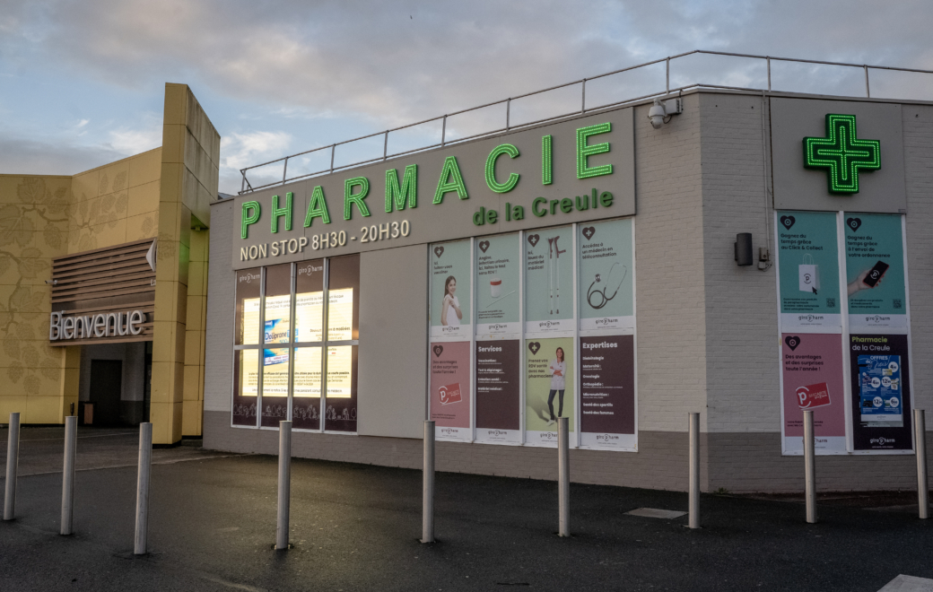 Reportage : la pharmacie de la Creule détonne avec le centre commercial qui l’accueille
