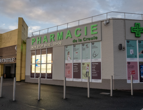 Reportage : la pharmacie de la Creule détonne avec le centre commercial qui l’accueille