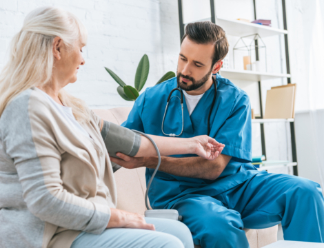 Infirmier, pharmacien, médecin : la grande redistribution des rôles
