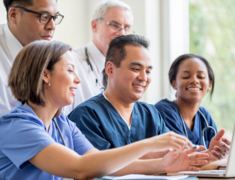 Comment de jeunes médecins déboulonnent les intox santé sur TikTok