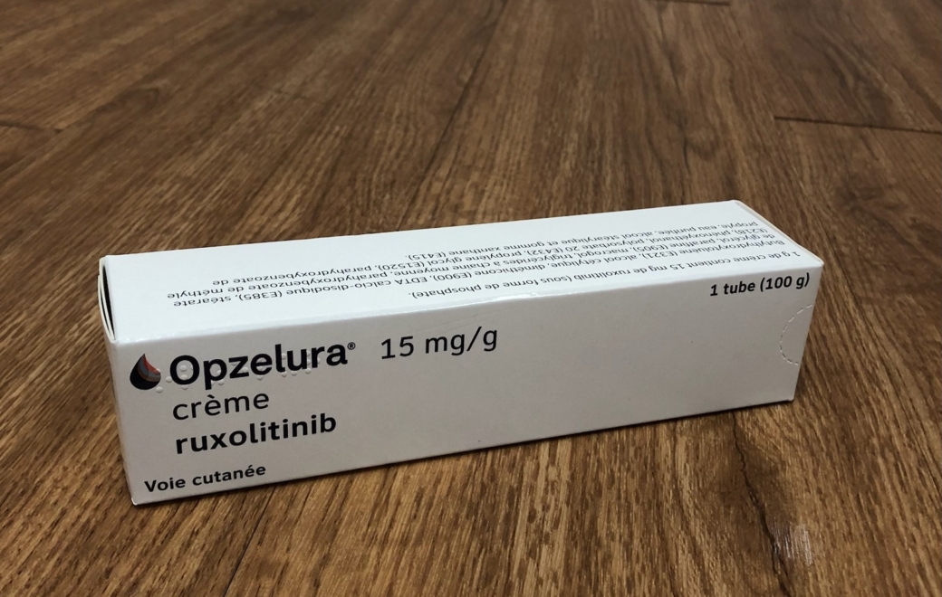 Opzelura : des particules dans la crème, est-ce normal ?