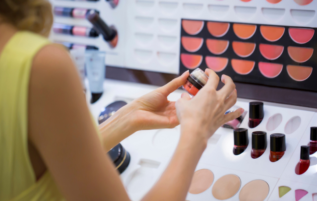 Le maquillage s’installe en pharmacie : conseils, testeurs et nouvelles tendances