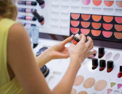 Le maquillage s’installe en pharmacie : conseils, testeurs et nouvelles tendances