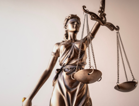 Absence de pharmacien à l’ouverture de l’officine : une titulaire lourdement sanctionnée